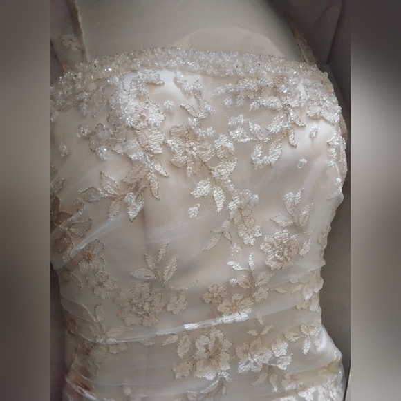 Maggie Sottero - Haute Couture Elegant Wedding Gown. - Picture 2 of 14